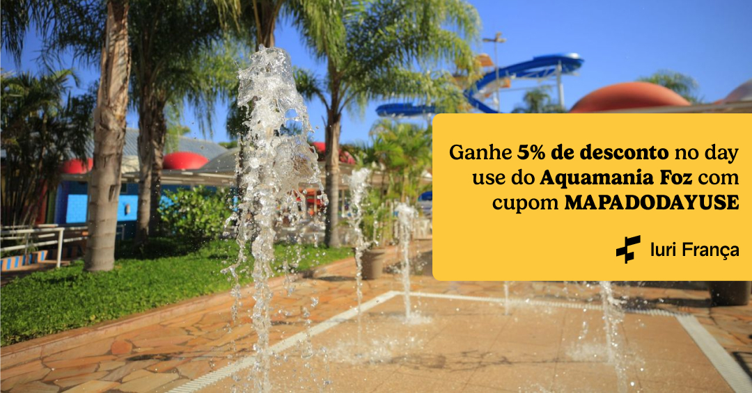Foto de jatos de agua saindo do chao. No canto lateral direito tem uma tag amarela com o texto "Ganhe 5% de desconto no day use do Aquamania Foz com cupom MAPADODAYUSE"