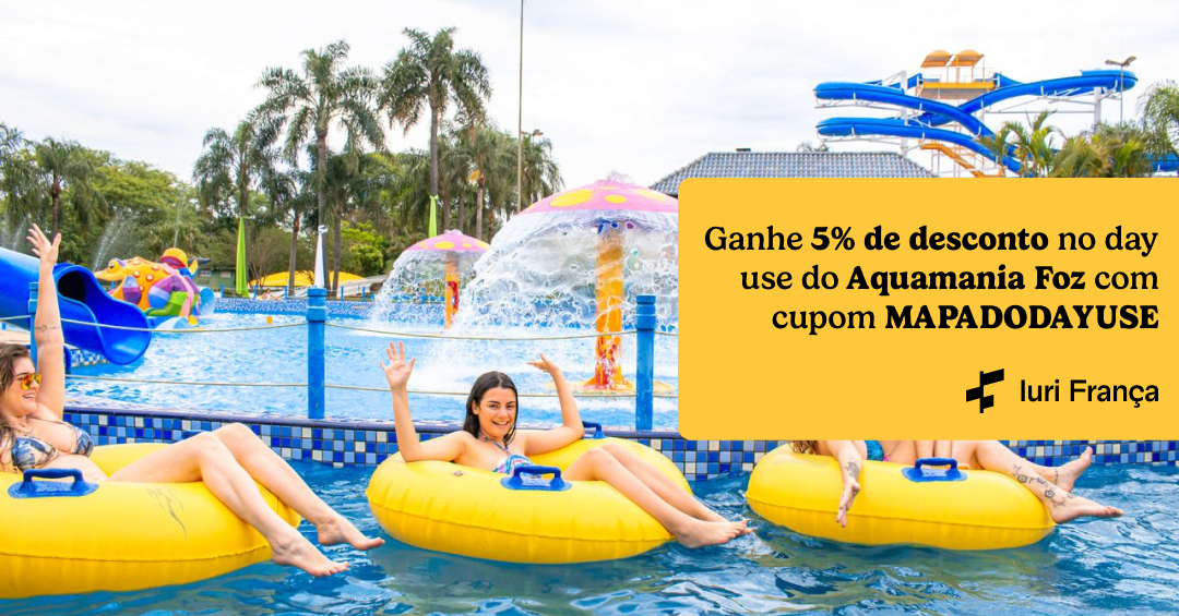Foto de pessoa sentadas numa boia enquanto flutua. No canto lateral direito tem uma tag amarela com o texto "Ganhe 5% de desconto no day use do Aquamania Foz com cupom MAPADODAYUSE