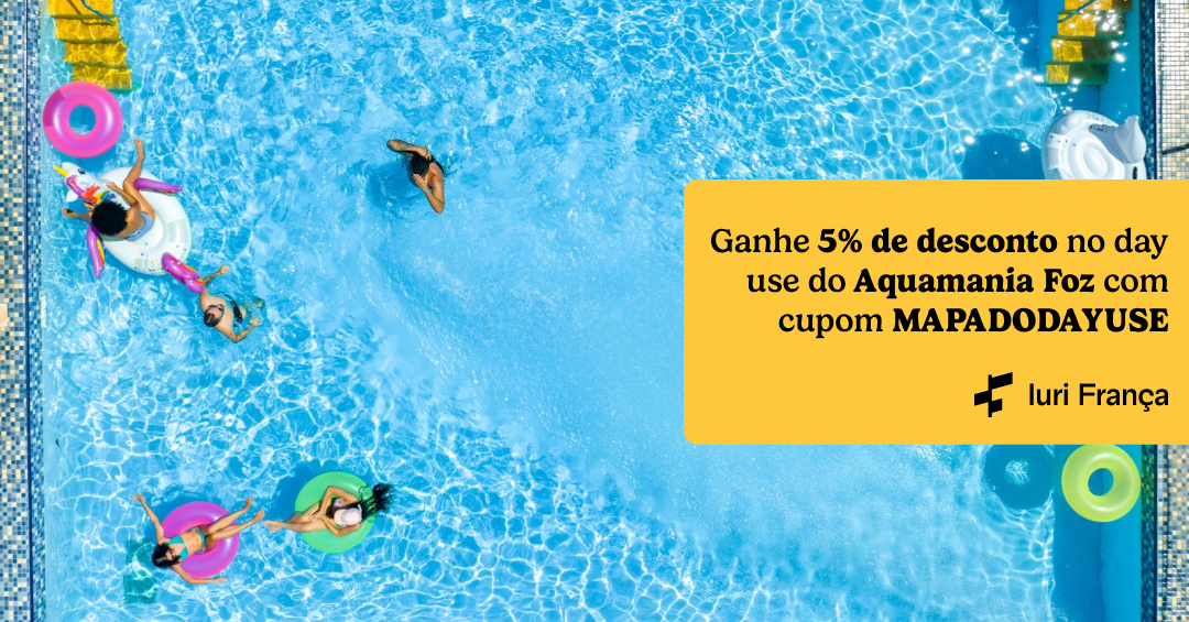 Vista aerea de uma piscina azul. No canto lateral direito tem uma tag amarela com o texto "Ganhe 5% de desconto no day use do Aquamania Foz com cupom MAPADODAYUSE
