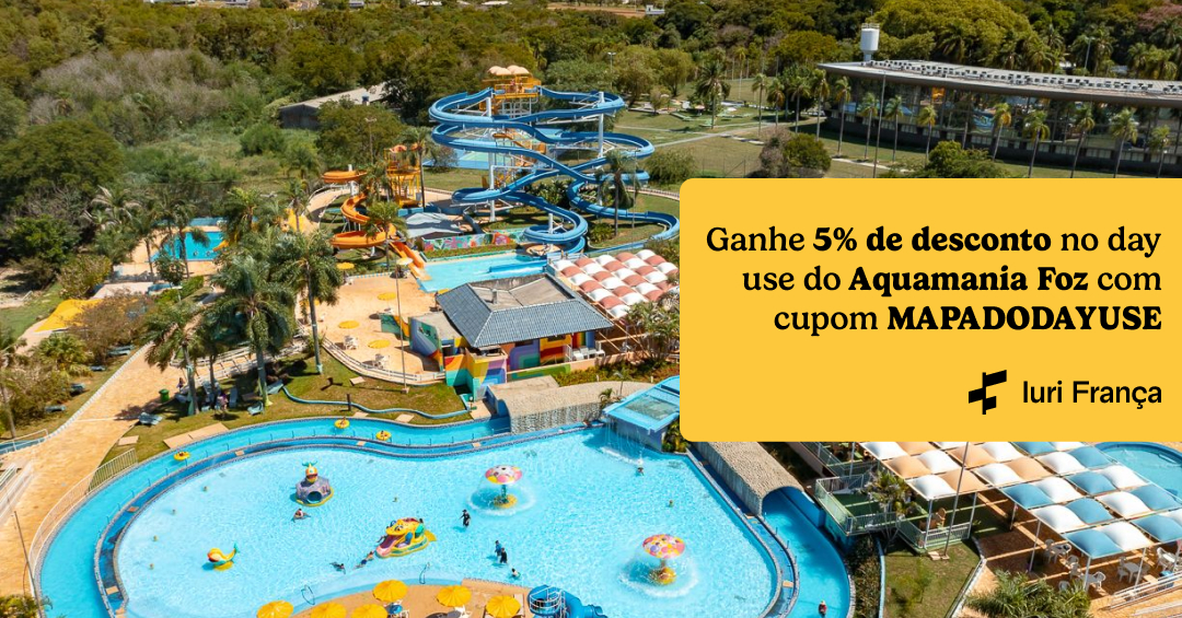 Vista aerea do parque aquatico aquamania. No canto lateral direito tem uma tag amarela com o texto "Ganhe 5% de desconto no day use do Aquamania Foz com cupom MAPADODAYUSE"