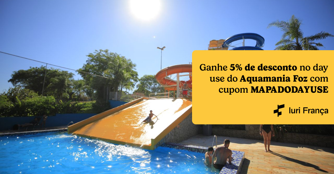 Uma pessoa descendo num escorregador quatico. No canto lateral direito tem uma tag amarela com o texto "Ganhe 5% de desconto no day use do Aquamania Foz com cupom MAPADODAYUSE"
