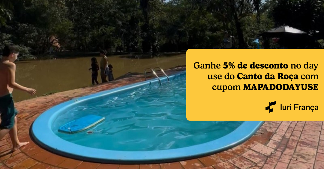 A imagem mostra a piscina do canto da roça em betim, a piscina é no formato circular ao seu redor tem um piso de tijolinho na cor marrom e tem uma criança correndo em volta dela. Na letaral tem um destaque amarelo com o texto "ganhe 5% de desconto no day use do Canto da Roça com o cupom MAPADODAYUSE"