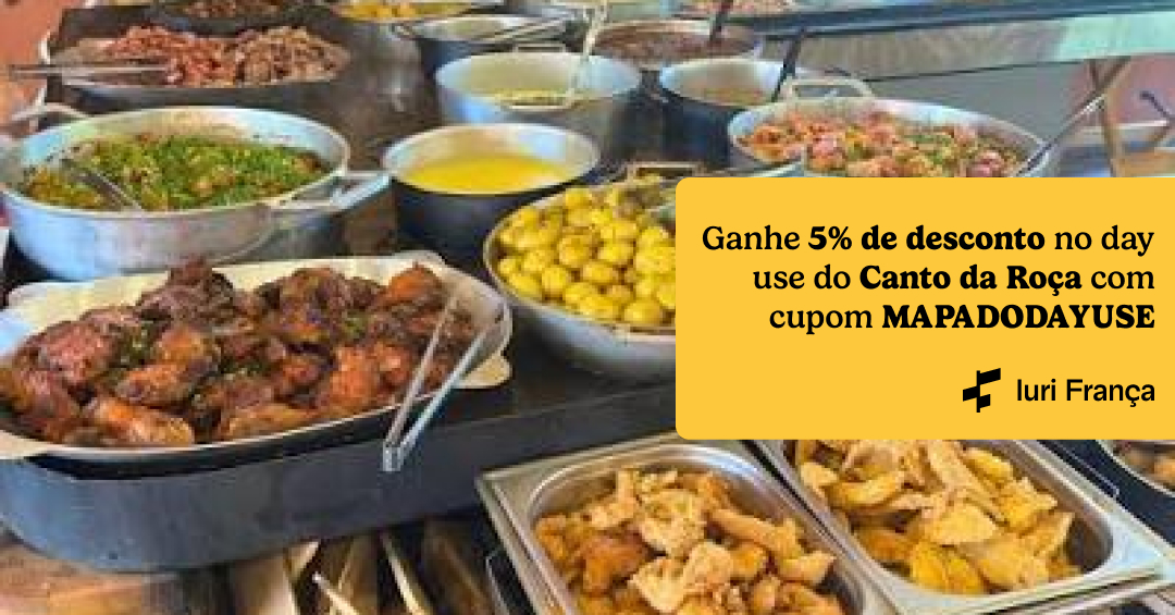 A imagem mostra um fogão a lenha grande repleto de vários pratos de comida com carne, batata e pastel frito.  Na lateral tem um destaque amarelo com o texto "ganhe 5% de desconto no day use do Canto da Roça com o cupom MAPADODAYUSE"