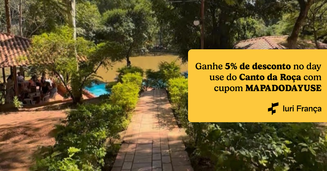 A imagem mostra um caminho de pedras marrom com arbustos pequenos nas laterais, ao fundo é possível ve rum lago de coloração bege,  Na lateral tem um destaque amarelo com o texto "ganhe 5% de desconto no day use do Canto da Roça com o cupom MAPADODAYUSE"