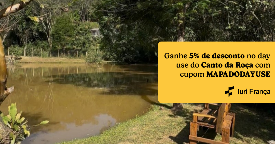 Na imagem é possível ver um lago na coloração bege, ao redor dele tem um estreito de terra gramada.  Na lateral tem um destaque amarelo com o texto "ganhe 5% de desconto no day use do Canto da Roça com o cupom MAPADODAYUSE"