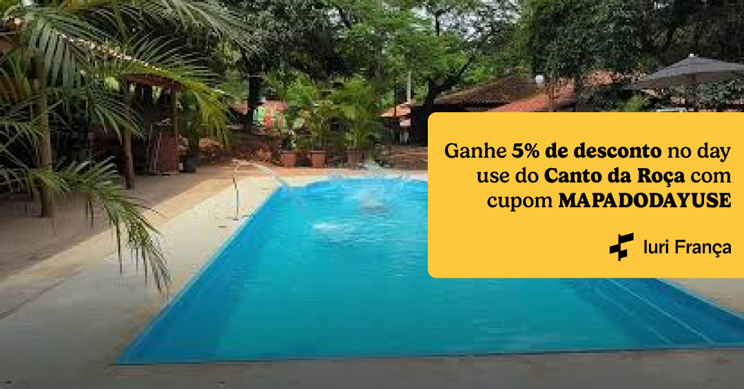 Piscina do Canto da Roça azul em formato retangular, ao redor possui um piso de cimento.  Na lateral tem um destaque amarelo com o texto "ganhe 5% de desconto no day use do Canto da Roça com o cupom MAPADODAYUSE"