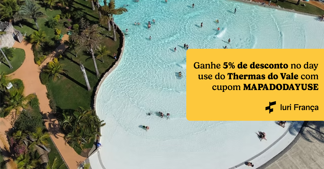 Foto aerea de uma piscina de ondas no Thermas do Vale. No canto tem um destaque amarelo com o texto "Ganhe 5% de desconto no day use do Thermas do Vale com cupom MAPADODAYUSE"
