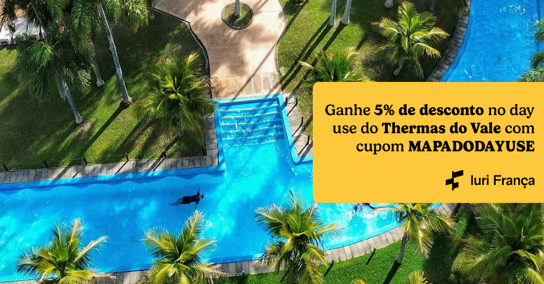 Foto aerea destacando o rio lento. No centro da imagem tem um retangulo azul que representa o rio lento, ao lado tem grama e coqueiros. No canto tem um destaque amarelo com o texto "Ganhe 5% de desconto no day use do Thermas do Vale com cupom MAPADODAYUSE"