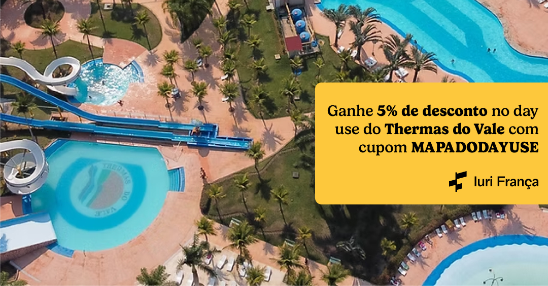 Foto aera das piscinas no thermas do vale. No canto tem um destaque amarelo com o texto "Ganhe 5% de desconto no day use do Thermas do Vale com cupom MAPADODAYUSE"
