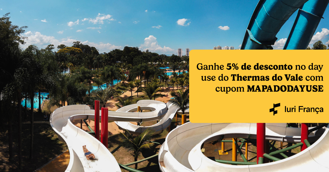 Na imagem mostra uma pessoa descendo no toboagua branco no Thermas do Vale. No canto tem um destaque amarelo com o texto "Ganhe 5% de desconto no day use do Thermas do Vale com cupom MAPADODAYUSE"